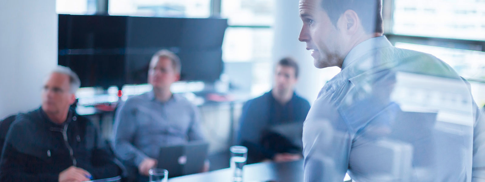 Besprechung: Mitarbeitende sitzen am Konferenztisch
