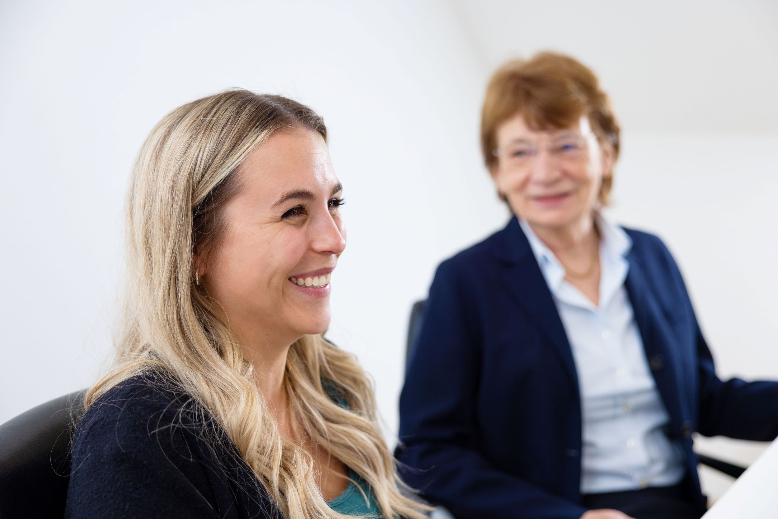Zwei Frauen unterhalten sich im Büro